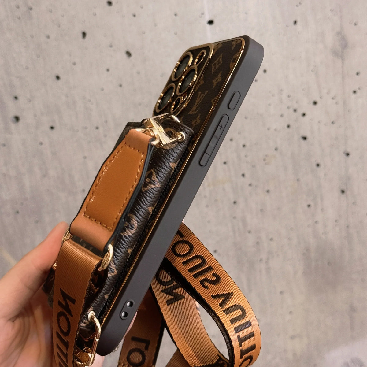 Capa de Couro Premium para iPhone: carteira integrada e alça removível