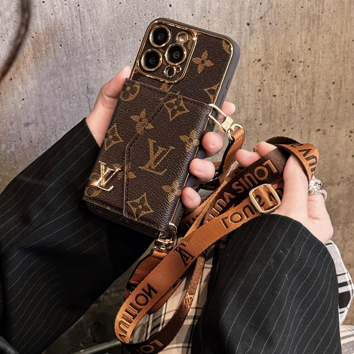 Capa de Couro Premium para iPhone: carteira integrada e alça removível