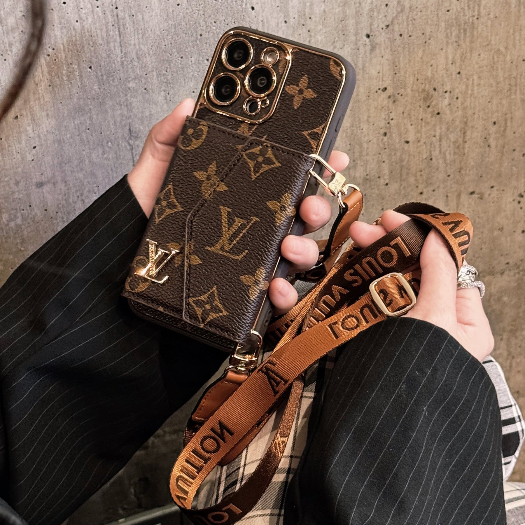 Capa de Couro Premium para iPhone: carteira integrada e alça removível