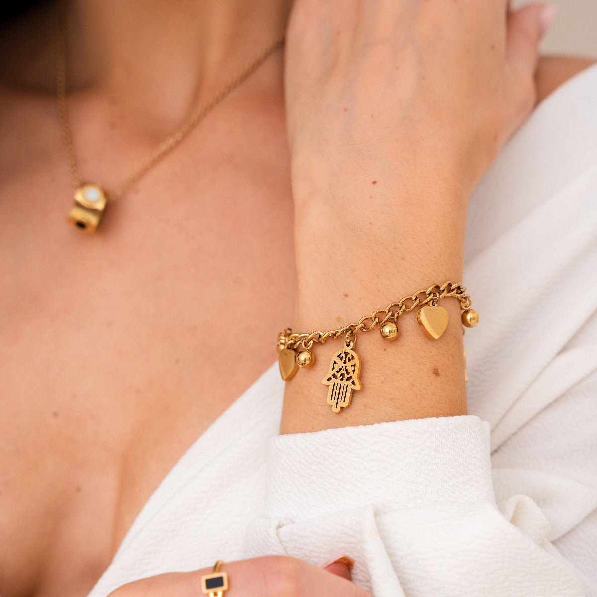 Pulseira Elos Pingente Coração e Hamsá Banhada em Ouro 18K
